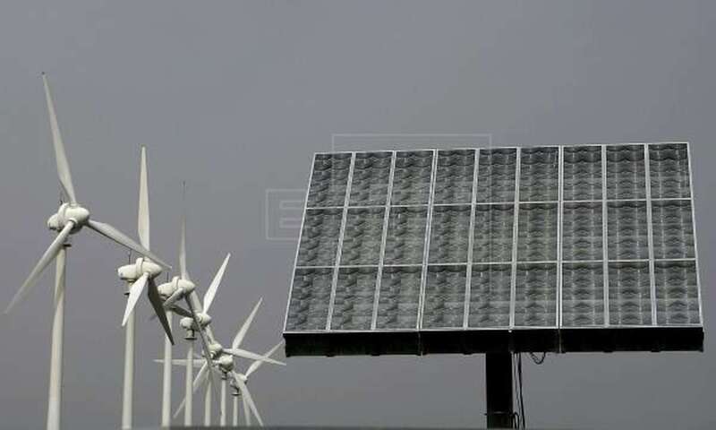 Imagen de archivo de molinos aerogeneradores y panel de energía fotovoltaica en el ITER de Tenerife (Foto EFE / Cristóbal García)